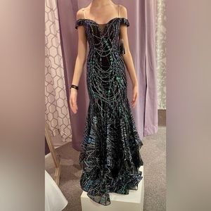 Off the Shoulder Mermaid Prom Dress NTW. Size 000